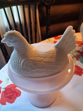 Indiana Glass White Hen On Nest Top Only